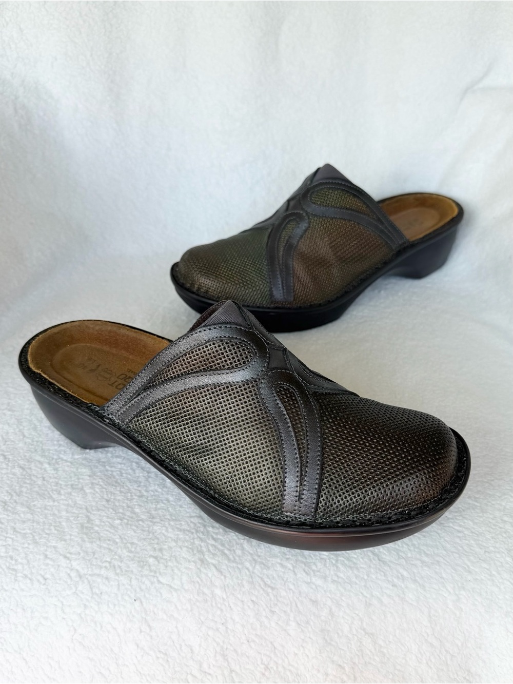 Naot Moldova Irridescent leather slip on mules womens size EU 40 US 9